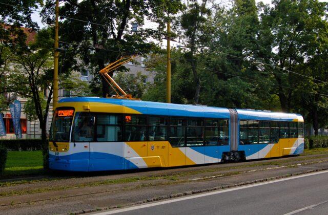 V Košiciach sa zrazilo auto s električkou, na mieste zasahujú hasiči aj záchranári – FOTO