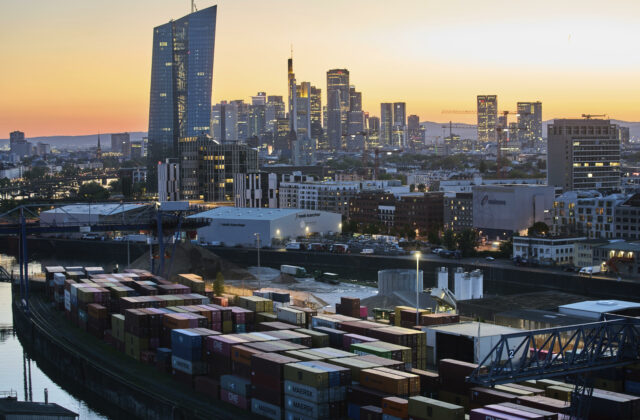 Podnikateľská aktivita v eurozóne stúpla na 15-mesačné maximum