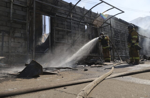Závod v Mukačeve pri maďarských hraniciach po ruskom útoku stále horí