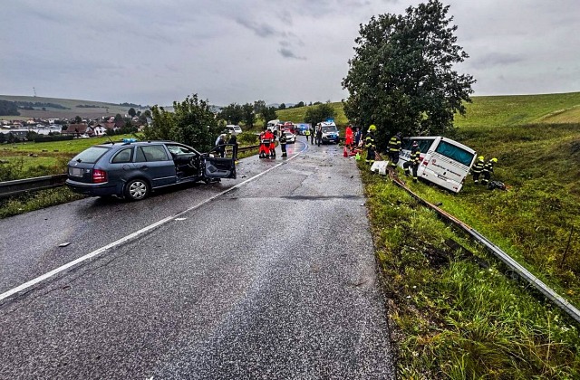 Na Spiši došlo k vážnej nehode auta a autobusu, cesta je obojsmerne neprejazdná – FOTO
