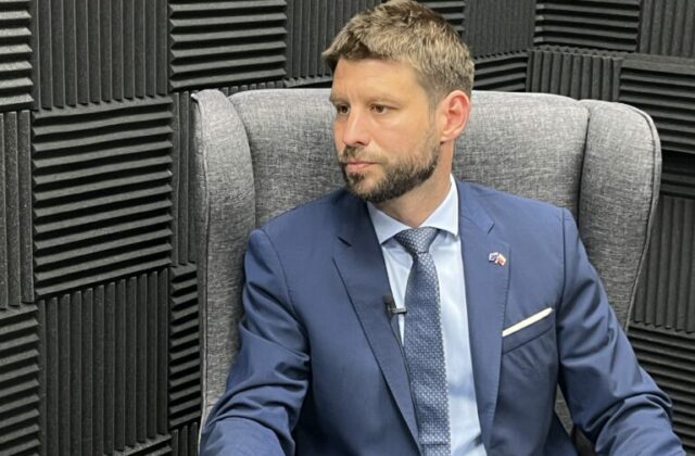 Šimečka: Ficova vláda sa vedome snaží zatiahnuť Slovensko do izolácie a preč od Európy – VIDEO