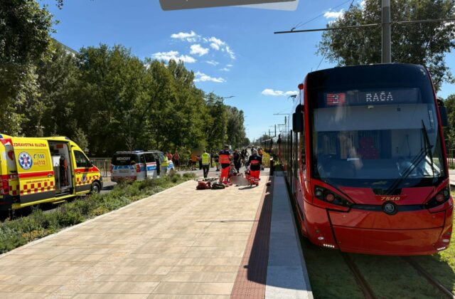 Smrteľná nehoda v Bratislave, električka zrazila 85-ročného cyklistu na koľajisku — FOTO