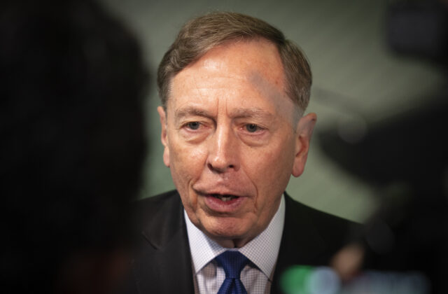 Prekážkou mieru na Ukrajine je Putin, hovorí Petraeus