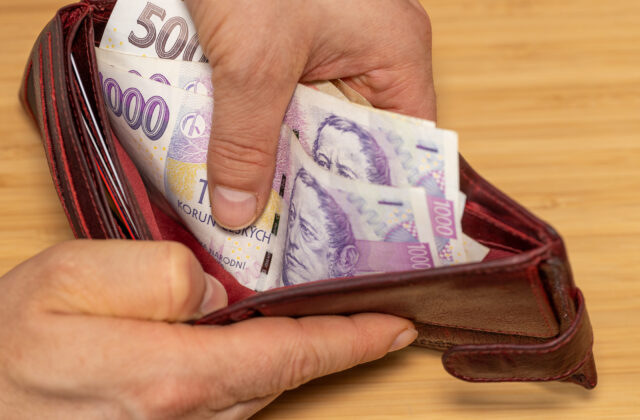 Muž 25 rokov poberal starobný dôchodok mŕtvej svokry