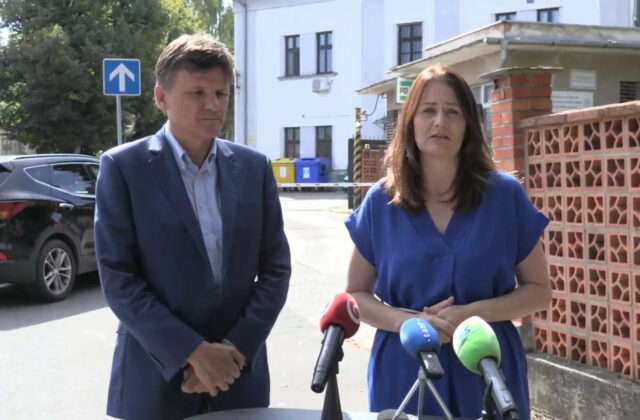 Hlina a Holečková vypovedali na polícii pre údajné ohováranie v kauze podozrivých výmen pozemkov – VIDEO