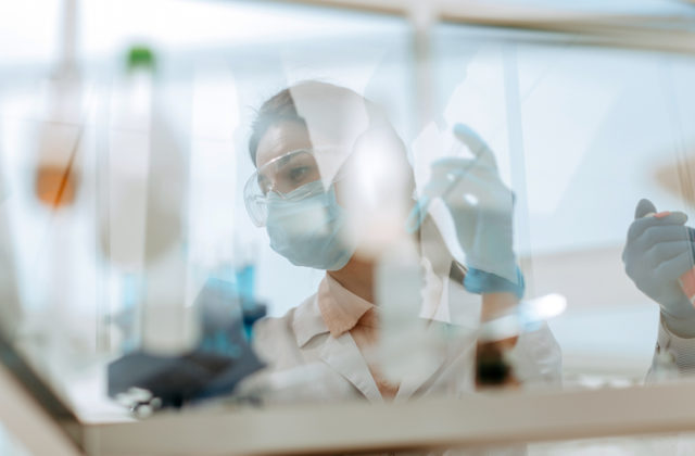 Zamestnávatelia sú znepokojení útokmi na vedcov zo strany politikov, žiadajú rešpekt voči ich práci