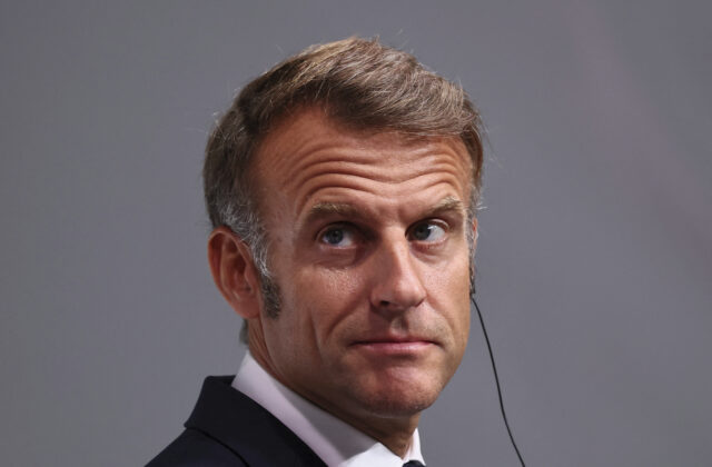 Putin je netvor pred bránami Európy, trvá Macron na svojom vyhlásení