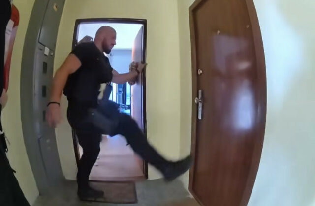 Seniorovi v Košiciach išlo o život. Policajti otvorili byt a postarali sa o neho do príchodu záchranárov – VIDEO