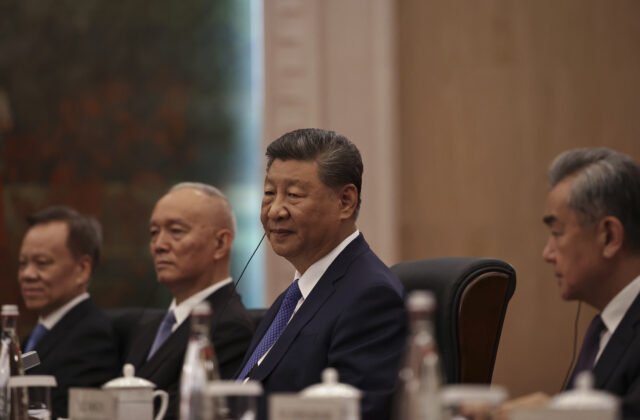 Ruský vládca a indický premiér prišli na samit do Číny