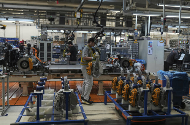 Čínske odvetvie spracovateľského priemyslu sa už päť mesiacov zmenšuje