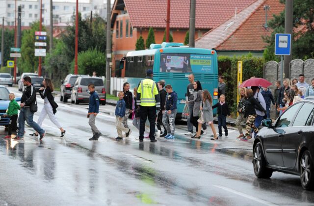 Deti pri bratislavských školách majú na prechodoch cez cestu PAAS sprievodcov