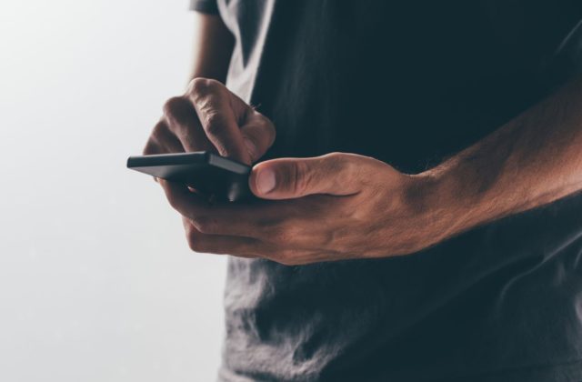 S podvodnými telefonátmi sa roztrhlo vrece, ľuďom čoraz častejšie volajú falošní policajti