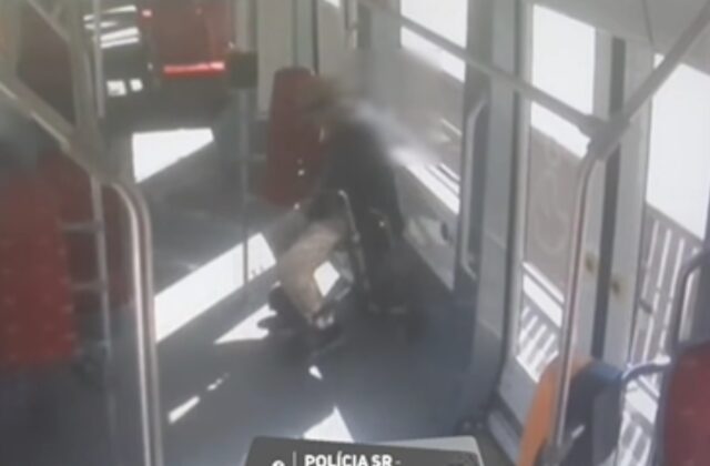 Muž s chodítkom v Bratislave obťažoval cestujúcich v MHD, skončil za mrežami – VIDEO