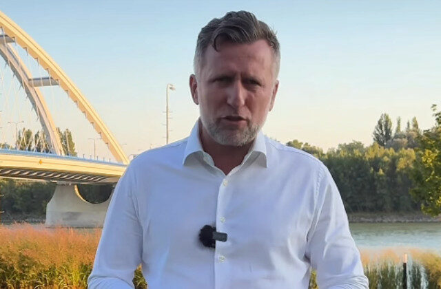 Winkler vypustil do Dunaja lodičky zo 100-eurových bankoviek, chcel znázorniť „utopené“ mestské peniaze – VIDEO, FOTO