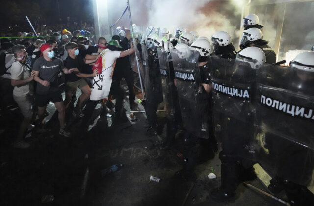 Tisíce ľudí protestovali v srbskom Novom Sade, polícia použila slzotvorný plyn aj omračujúce granáty
