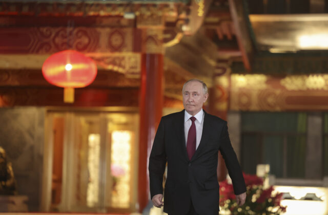 Putinov mrazivý stisk ruky, ktorý môže signalizovať ďalšiu vojnu ruského diktátora, píše The Mirror