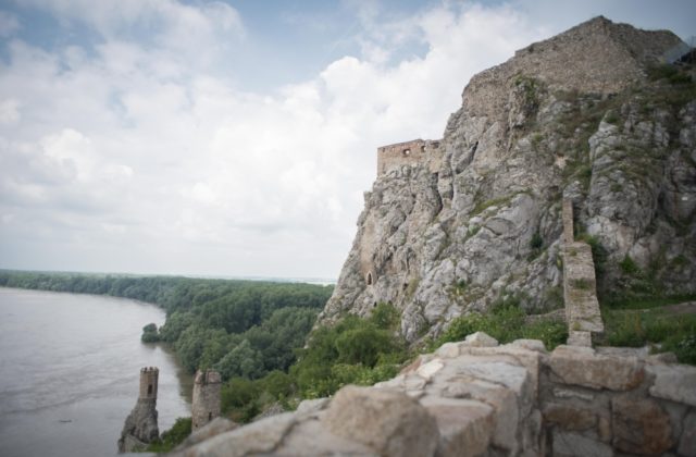 Návštevníkov hradu Devín čakajú obmedzenia, začala sa výstavba ochrannej bariéry so sprievodnými úpravami v okolí