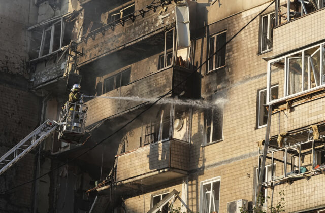 Raketový útok na Kyjev spôsobil požiare a poškodil budovy vo viacerých okresoch, zranilo sa najmenej osem ľudí