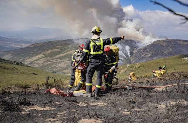 Portugalsko a Španielsko opäť sužujú rozsiahle požiare, stovky hasičov bojujú s plameňmi