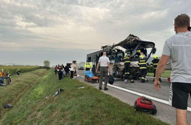 Pri obci Drienovec došlo k zrážke kamióna s autobusom, na mieste zasahuje aj vrtuľník – FOTO