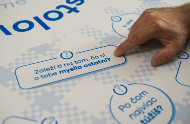 Menej scrollovania, viac stolovania: UNIQA spúšťa kampaň Buďme prítomní a pozýva rodiny k spoločnému stolu