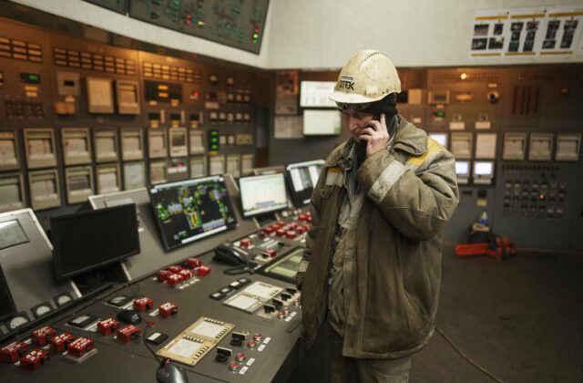 Dodávateľ elektriny varuje Ukrajincov, že na jeseň a v zime môžu zostávať bez prúdu