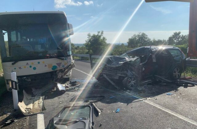 Vodiča osobného vozidla po zrážke s autobusom v Hlovocvi museli s vážnymi zraneniami  transportovať vrtuľníkom – FOTO