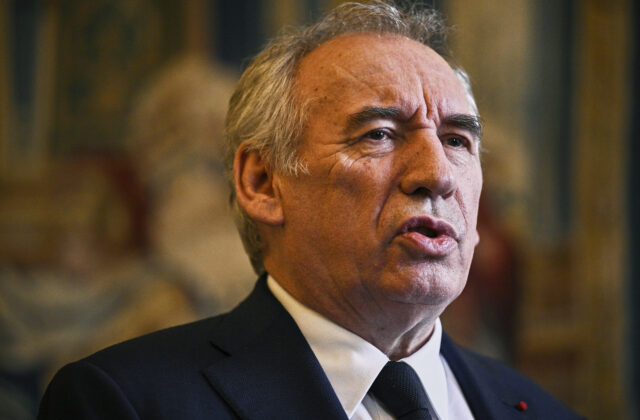 Francúzska vláda padla v hlasovaní o dôvere