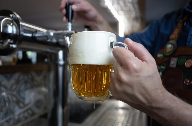 Plzeňský Prazdroj pomáha podnikom šetriť energie i vodu. V rámci projektu „Smart výčap“ vyvinul úspornejší chladič a smart vaňu na chladenie pivných pohárov