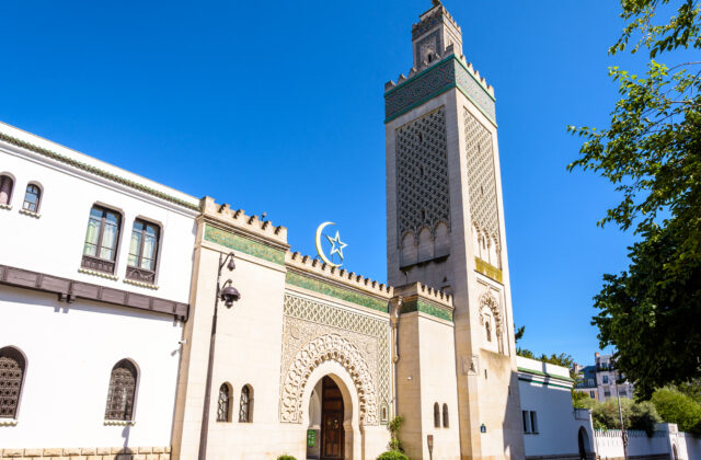 Pred mešitami v regióne Paríža našli prasacie hlavy