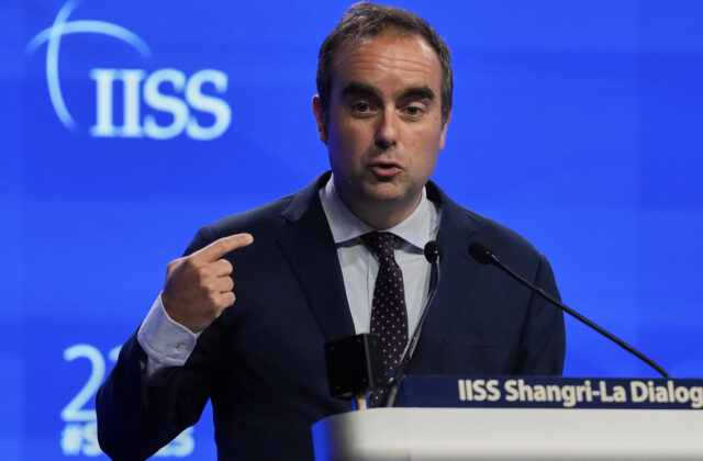 Francúzsky prezident vymenoval za nového premiéra ministra obrany