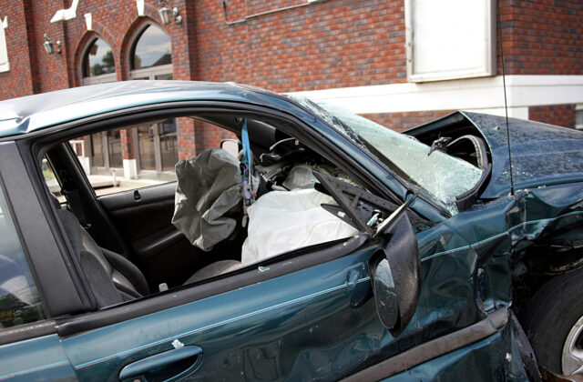 Dôchodca autom vrazil do jaslí, jedno dieťa zomrelo