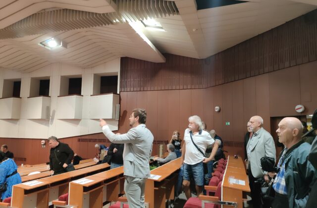 Búrlivá diskusia. Košickí poslanci rokovali o petícii za zachovanie pomníka na Námestí osloboditeľov