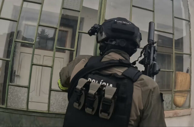 Muž so zbraňou ohrozoval susedku. Tvrdil, že všetkých pozabíja, polícia ho musela spacifikovať – VIDEO