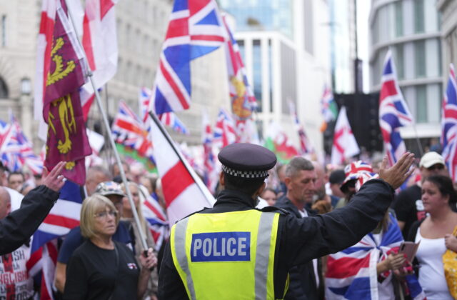 V centre Londýna demonštrovalo viac ako 100-tisíc stúpencov krajnej pravice