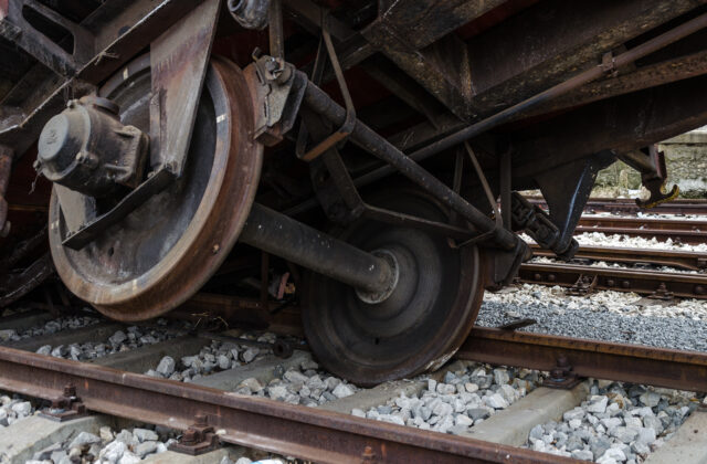 V ruskej Leningradskej oblasti sa vykoľajili dva vlaky, jeden rušňovodič zomrel