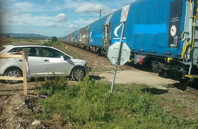 V obci Valaliky sa na železničnom priecestí zrazilo osobné auto s vlakom – FOTO