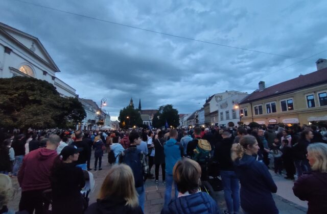 Dosť bolo Fica, vlastizrada aj hanba, kričalo sa na proteste proti ožobračovaniu v Košiciach – FOTO