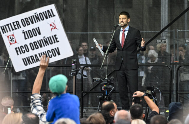 Šimečka kritizuje vládu za umlčiavanie opozície v parlamente, ľudí vyzval na ďalší protest – FOTO