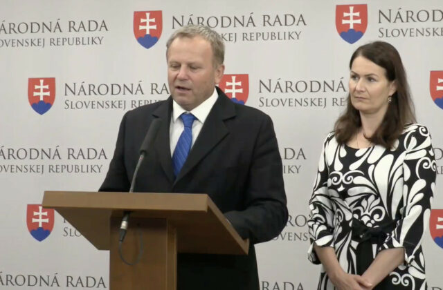 Spor o sociálne podniky sa vyhrocuje. Liberáli hovoria o podvodoch, ministerstvo o pokrytectve opozície – VIDEO