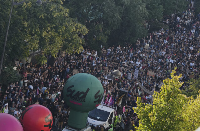 Proti úsporným opatreniam po celom Francúzsku protestovali státisíce ľudí