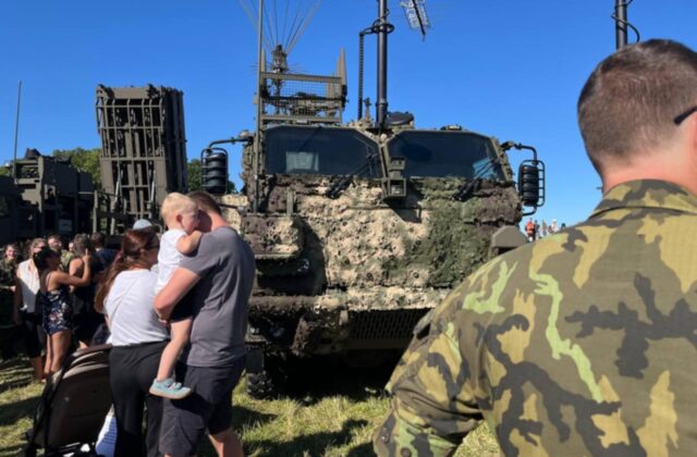 V Česku prebieha najväčšia bezpečnostná prehliadka v strednej Európe, lietala aj slovenská stíhačka F-16 – FOTO