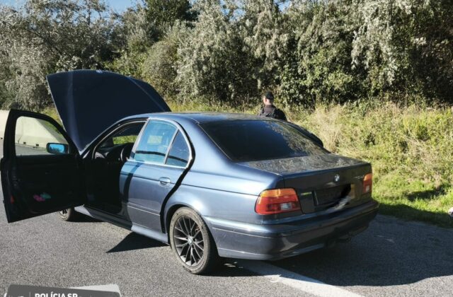 Policajná naháňačka z Česka skončila na Slovensku. Vodič BMW utiekol, zvyšok posádky zadržali – FOTO
