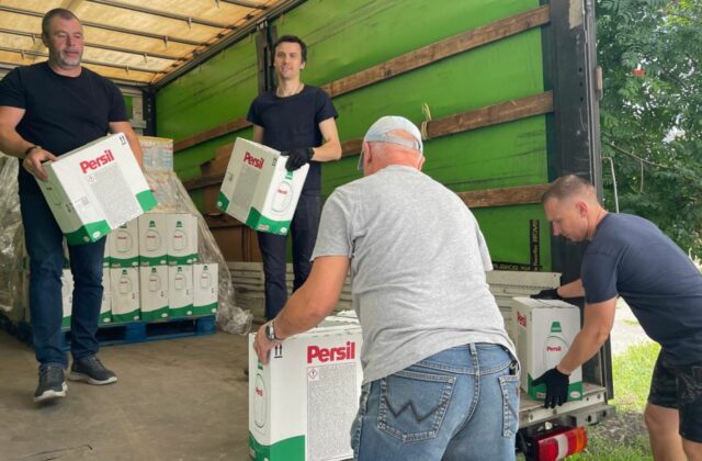 Spoločnosť Henkel Slovensko venovala pracie a čistiace prostriedky materským školám na Ukrajine
