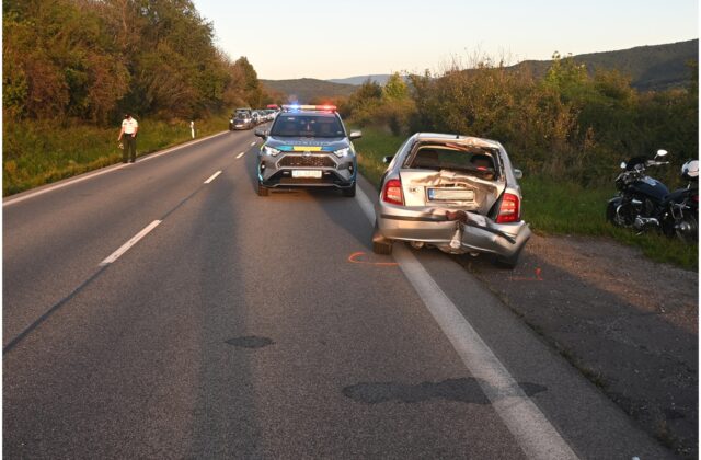 Motocyklista narazil do osobného auta, po prevoze do nemocnice zraneniam podľahol – FOTO