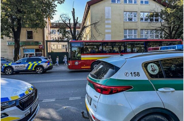 Nemocnica v Košiciach dostala oznámenie o bombe, policajti evakuujú budovu
