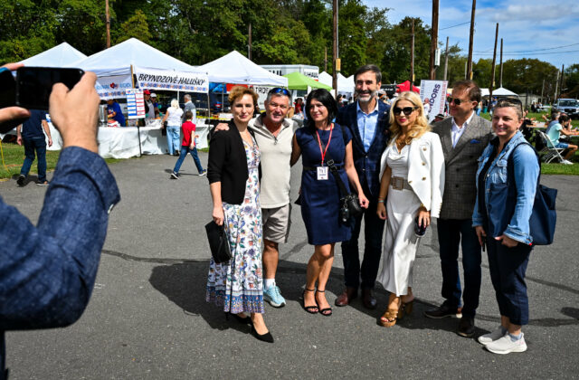 Šimkovičová bola na festivale v New Jersey, Nadácia Zastavme korupciu poukázala na predražený nákup leteniek – VIDEO, FOTO