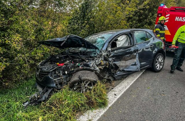 Pri Michalovciach sa čelne zrazili dve autá, medzi zranenými je aj dieťa – FOTO