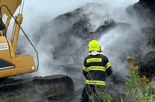 Požiar bioskládky v Spišskej Novej Vsi hasili päť hodín, na mieste zasahoval aj bager