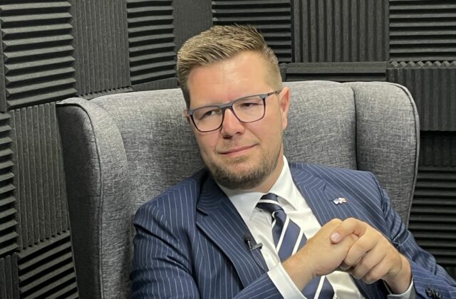 Šimko súhlasí so zmrazením platov poslancov. Budú aj podliehať špeciálnemu zdaneniu, podotkol – VIDEO